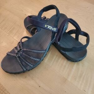 NWOT Teva Kayenta Sandals